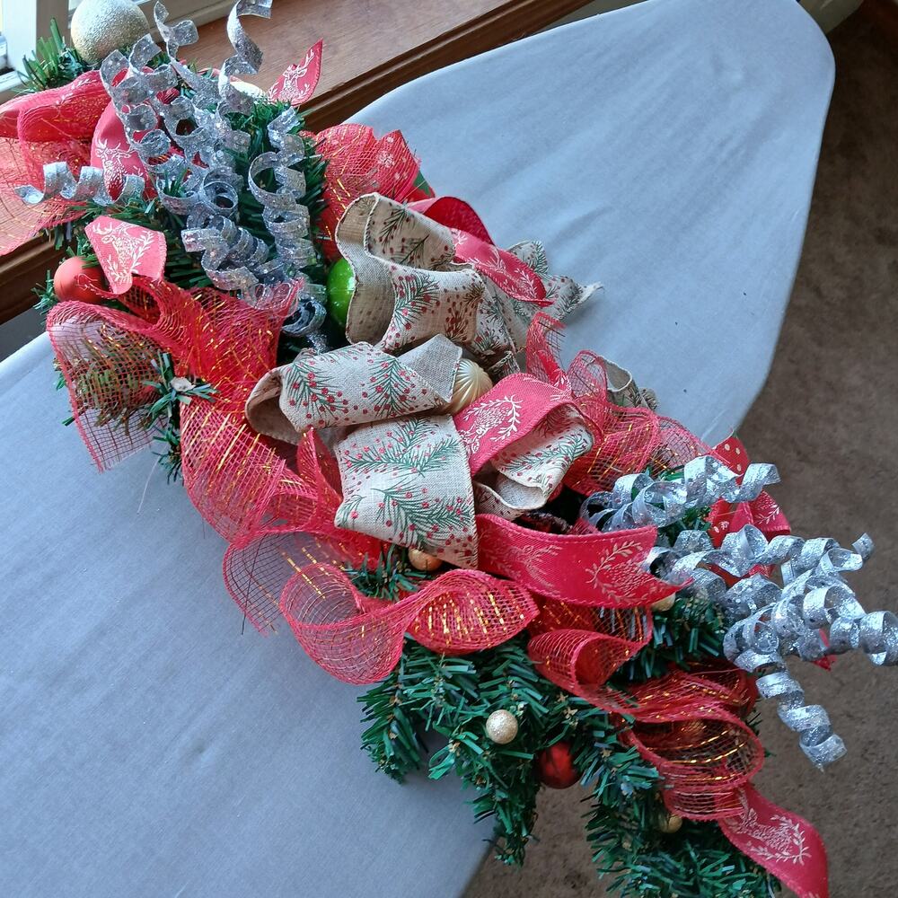 VTG Winter Holiday Swag Wreath Christmas Decor faux evergreen red gold ribbon - Picture 3 of 12